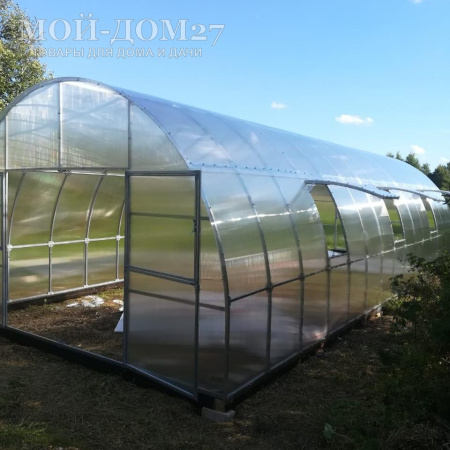 Теплица Фермерская 4,2х10 метров с поликарбонатом | Мой-Дом27 | Каркас изготовлен из оцинкованной замкнутой трубы 30*20 мм.<br>
 <b>Ширина - 4,2 метра</b>. Высота - 2,75 метра. Длина - 10 метров<br>
 Выдерживаемая снеговая нагрузка - 150 кг/м2. Выдерживаемая ветровая нагрузка - до 27 м/с.<br>
 <b>Расстояние между дугами 0,65 метра. Толщина металла дуги 1,2 мм. С каждого торца по две двери и форточки в дверях</b><br>
 <b>
Стрингеров (горизонтальных соединений дуг) – 9 шт. </b>